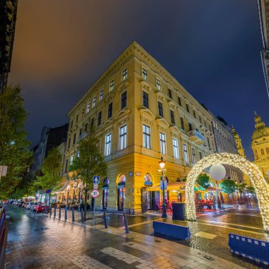 Budapeşte, Macaristan - Noel Pazar geçitle St.Stephen's Bazilikası arka plan'ndaki Zrinyi ve Oktober 6 sokak köşesinde