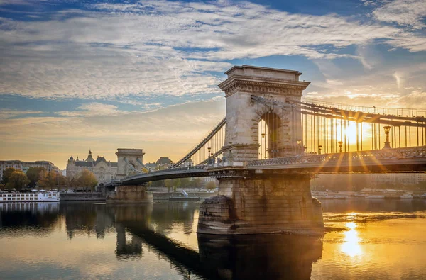 Budapest Magyarország Gyönyörű Napfelkelte Széchenyi Lánchíd — Stock Fotó