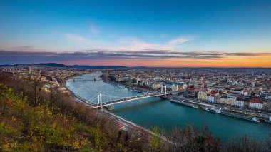 Budapeşte, Macaristan - Budapeşte hava panoramik manzarası, gündoğumu Elisabeth Köprüsü (Erzsebet sakladı), Szechenyi Chain Bridge, Parlamento ve cruise ile nehir Tuna Nehri Gemi