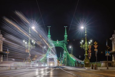 Budapest, Macaristan - Festively hafif tramvay (Fenyvillamos) hareket Özgürlük Köprüsü (HID Szabadsag) gece tarafından dekore edilmiş. Noel sezonu Budapeşte '