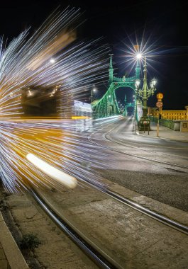 Budapest, Macaristan - Festively hafif tramvay (Fenyvillamos) hareket Özgürlük Köprüsü (HID Szabadsag) gece tarafından dekore edilmiş. Noel sezonu Budapeşte '