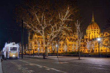 Budapeşte, Macaristan - Festively hafif tramvay (Fenyvillamos) ile yolda Macaristan Parlamento Kossuth Meydanı'nda gece tarafından dekore edilmiş. Noel sezonu Budapeşte '