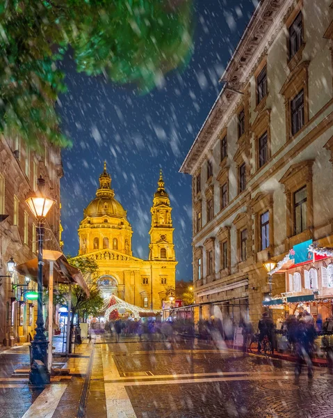 Budapest Hungary Snowy Night Christmas Market Shopping Street Festive Decoration — Zdjęcie stockowe
