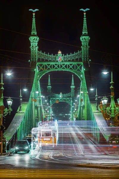 Budapeszt Węgry Świątecznie Udekorowane Lekki Tramwaj Fenyvillamos Ruchu Liberty Bridge — Zdjęcie stockowe