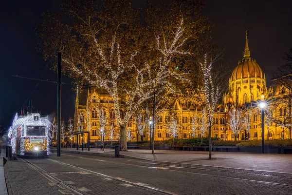 Budapeşte, Macaristan - Festively hafif tramvay (Fenyvillamos) ile yolda Macaristan Parlamento Kossuth Meydanı'nda gece tarafından dekore edilmiş. Noel sezonu Budapeşte '