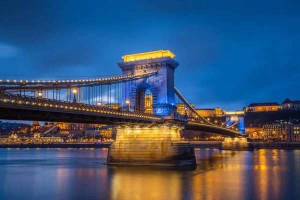 Будапешт Венгрия Цепной Мост Уникальном Синем Цвете Фоне Замка Буда — стоковое фото
