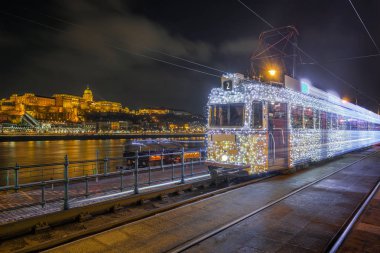 Budapeşte, Macaristan - Festively hafif tramvay (fenyvillamos) ile yolda Buda Castle Kraliyet Sarayı Vigado Meydanı'nda gece tarafından dekore edilmiş. Noel sezonu Budapeşte '