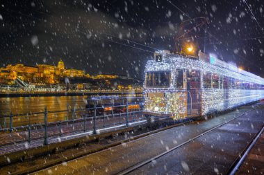 Budapeşte, Macaristan - Festively hafif tramvay (fenyvillamos) ile yolda Buda Castle Kraliyet Sarayı Vigado Meydanı'nda karlı bir gecede dekore edilmiş