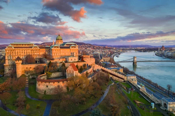 Будапешт Венгрия Золотой Рассвет Королевском Дворце Буда Цепным Мостом Парламентом — стоковое фото