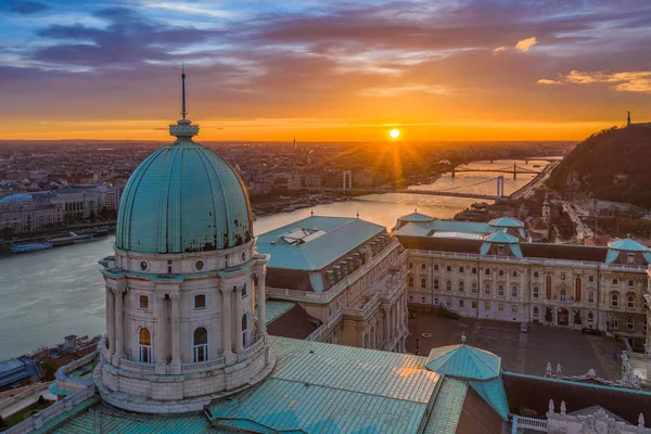 Budapest Magyarország Légifelvételek Kupola Budai Vár Királyi Palota Napfelkeltekor Szabadság — Stock Fotó