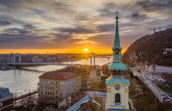 Budapest Magyarország Templom Torony Erzsébet Híd Egy Gyönyörű Napfelkelte Több — Stock Fotó