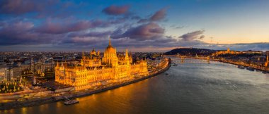 Budapeşte, Macaristan - Macaristan 'ın Szechenyi Zinciri Köprüsü, Buda Şatosu Kraliyet Sarayı ve günbatımında serin bulutlarla aydınlanan güzel Macaristan Parlamentosu manzarası
