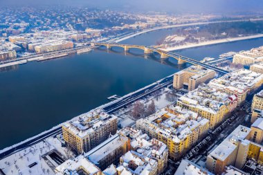Budapeşte, Macaristan - Budapeşte Margaret Köprüsü ve Margaret Adası ile karlı rooftops kış zaman bavkground