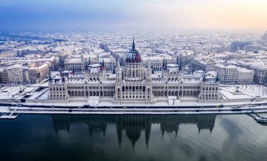 Budapeşte, Macaristan - Macaristan güzel karlı Parlamentosu ve haşere manzarası kış anda havadan görünümü