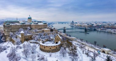 Budapeşte, Macaristan - Hava panoramik karlı Buda Castle Kraliyet Sarayı yukarıdan Szechenyi Chain Bridge ve Macaristan Parlamento ile kış zaman