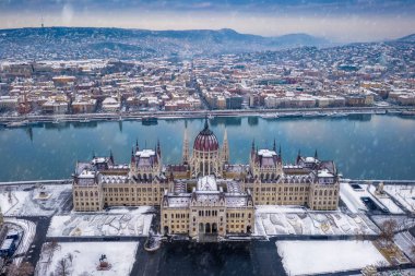 Budapeşte, Macaristan - Macaristan Parlamento kar yağışı ile kış anda havadan görünümü