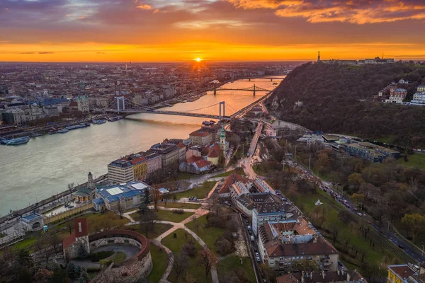 Budapeszt Węgry Golden Sunrise Budapeszt Most Elżbiety Liberty Bridge Statua — Zdjęcie stockowe