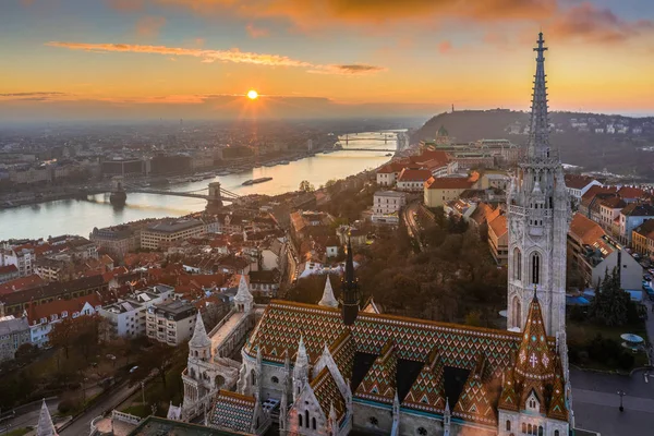 Budapest Magyarország Légi Napkelte Mátyás Templom Halászbástya Széchenyi Lánchíd Budai — Stock Fotó