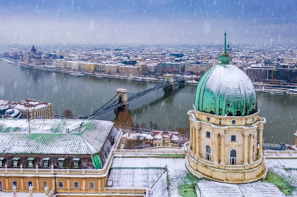 ブダペスト ハンガリー 冬時雪ブダ城王宮上からセーチェーニ鎖橋とハンガリー国会議事堂のドームの空撮 — ストック写真