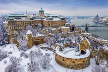 Budapeşte, Macaristan - karlı Buda Castle Kraliyet Sarayı yukarıdan Szechenyi Chain Bridge ve Macaristan Parlamento ile havadan görünümü kış zaman