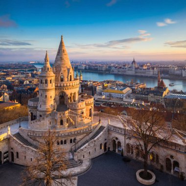 Budapeşte, Macaristan - arka plan üzerinde bir güneşli sabah ana kulesinde ünlü Fisherman's Kalesi (Halaszbastya) yukarıdan ile Parlamento Binası ve nehir Tuna
