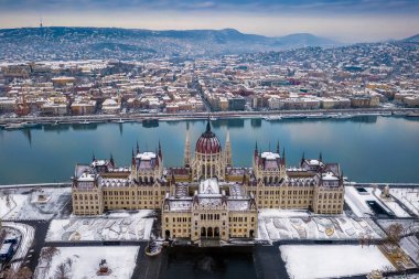 Budapeşte, Macaristan - Macaristan Parlamento kar yağışı ile kış anda havadan görünümü