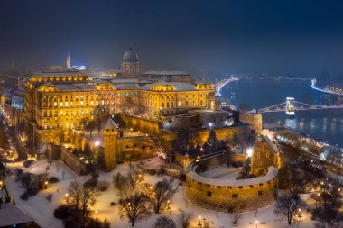 Budapeşte, Macaristan - ışıklı Buda Castle Kraliyet Sarayı havadan görünümü üzerinde bir kış akşam Szechenyi Chain Bridge ve Matthias Kilisesi 