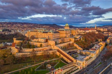 Budapeşte, Macaristan - Sonbaharda Matthias Kilisesi ve Buda Tüneli ile gün doğumunda Buda Kalesi Kraliyet Sarayı'nın havadan görünümü