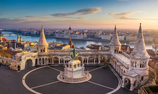 Budapeşte, Macaristan - ünlü Fisherman's Bastion adlı gündoğumu Kral Stephen heykeli ile ben ve arka plan nda Macaristan Parlamentosu