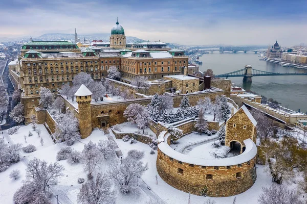 Budapeşte, Macaristan - karlı Buda Castle Kraliyet Sarayı yukarıdan Szechenyi Chain Bridge ve Macaristan Parlamento ile havadan görünümü kış zaman