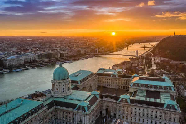 Budapest Magyarország Légifelvételek Kupola Budai Vár Királyi Palota Napfelkeltekor Szabadság — Stock Fotó