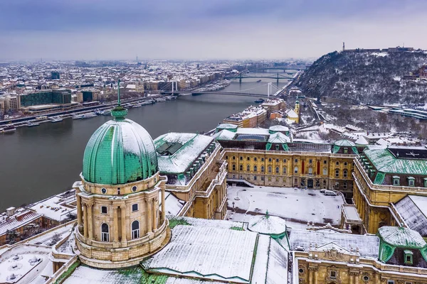 Budapest Ungern Flygfoto Över Snöiga Buda Slott Slottet Med Frihetsgudinnan — Stockfoto