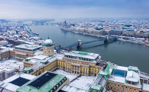 Будапешт Венгрия Зимнее Время Года Венгерском Парламенте Видом Снежный Замок — стоковое фото
