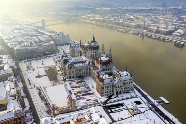 Budapest Hungary Aerial View Snowy Parliament Hungary River Danube Foggy — Stock Photo, Image