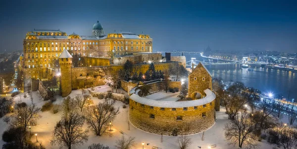 Будапешт Венгрия Вид Воздуха Освещенный Королевский Дворец Буда Зимнюю Ночь — стоковое фото