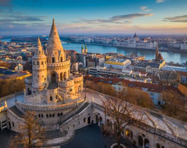 Budapeşte, Macaristan - arka plan üzerinde bir güneşli sabah ana kulesinde ünlü Fisherman's Kalesi (Halaszbastya) yukarıdan ile Parlamento Binası ve nehir Tuna