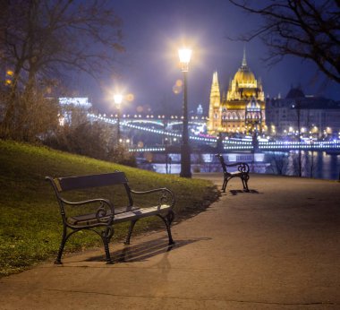 Budapeşte, Macaristan - tezgah ve lamba sonrası Buda District Szechenyi Chain Bridge ve Parlamento ile arka plan, bir parkta kış zamanında