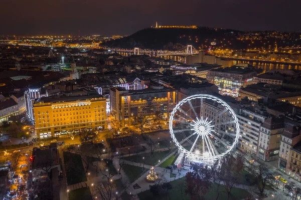 Будапешт Венгрия Иллюминированное Колесо Обозрения Площади Мбаппе Центре Будапешта Статуей — стоковое фото