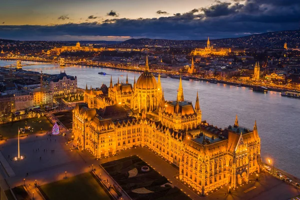 Будапешт Угорщина Повітряний Вид Прекрасний Освітлений Парламент Угорщини Сутінках Сеченійським — стокове фото