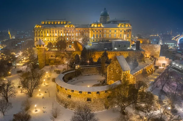 Будапешт Угорщина Вид Освітленої Фортеці Буда Королівський Палац Сніжному Зимовому — стокове фото