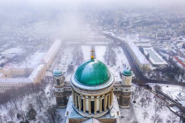 Esztergom, Macaristan - Sisli bir kış sabahı Esztergom güzel karlı Bazilikası kubbehavadan görünümü