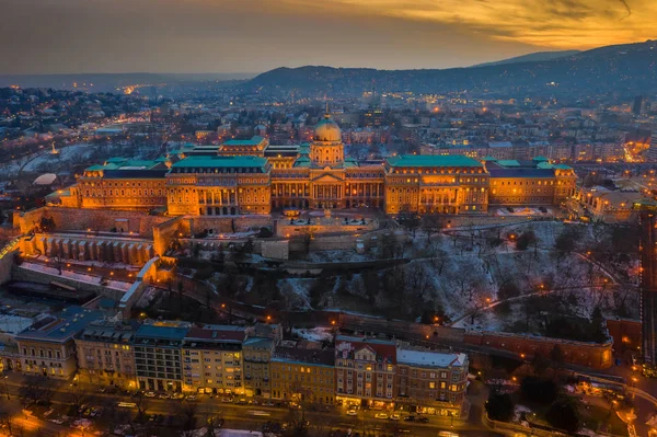Будапешт Венгрия Воздушный Вид Заснеженный Королевский Дворец Буда Красивым Золотым — стоковое фото