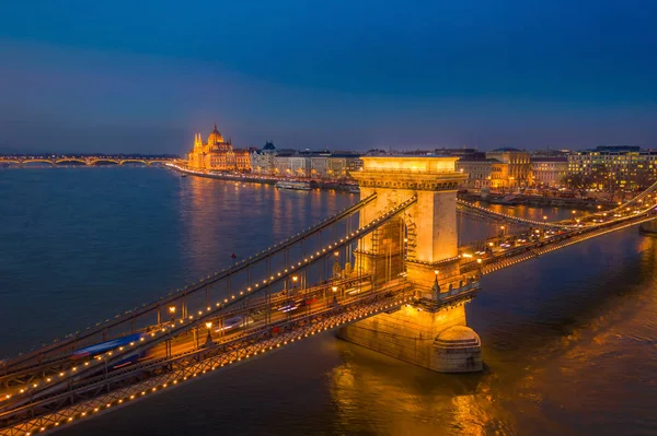 Budapeste Hungria Vista Aérea Famosa Ponte Cadeia Szechenyi Iluminada Uma — Fotografia de Stock