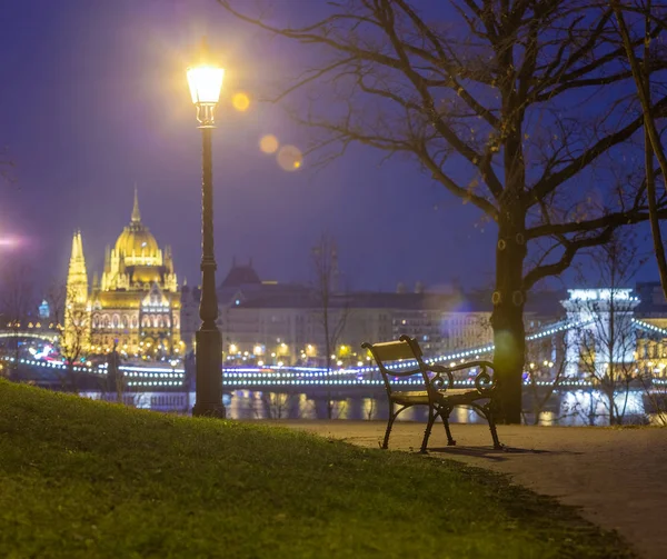 Budapest Ungheria Panchina Lampione Parco Nel Quartiere Buda Con Ponte — Foto Stock