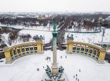 Budapeşte, Macaristan - Karlı Kahramanlar Meydanı ve Milenyum Anıtı yukarıdan City Park (Varosliget), Szechenyi Termal Banyo ve arka planda buz pateni pisti ile soğuk bir kış gününde