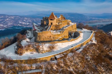 Visegrad, Macaristan - güzel karlı yüksek Kalesi, Visegrad gündoğumu, havadan görünümü arka plan, Dunakanyar ile bir kış sabahı