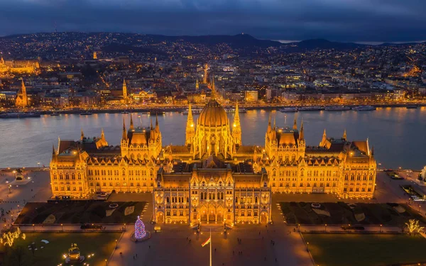 Budapest Ungern Flygfoto Över Den Belysta Ungerska Parlamentsbyggnaden Gyllene Timmen — Stockfoto