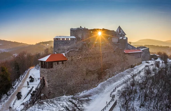 ヴィシェグラード ハンガリー 冬の朝の日の出にヴィシェグラードの美しい雪の高い城の航空写真 — ストック写真
