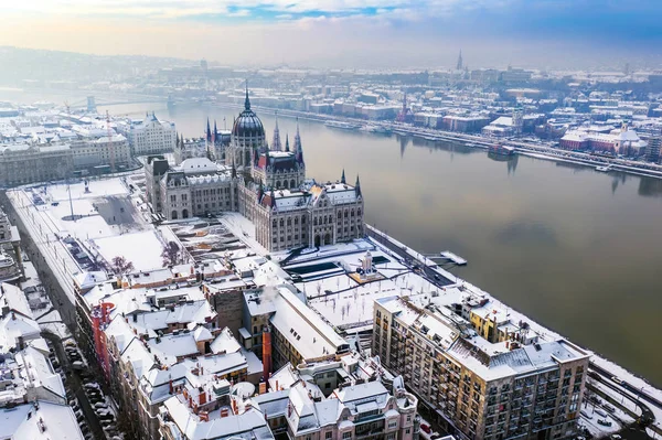 Будапешт, Угорщина-снігові дахи Будапешта на площі Коссуї з парламентом Угорщини на Туманний Зимовий ранок — стокове фото