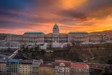Budapeşte, Macaristan - Buda Kalesi Kraliyet Sarayı'nın havadan görünümü kış aylarında dramatik bir altın gün batımı ile